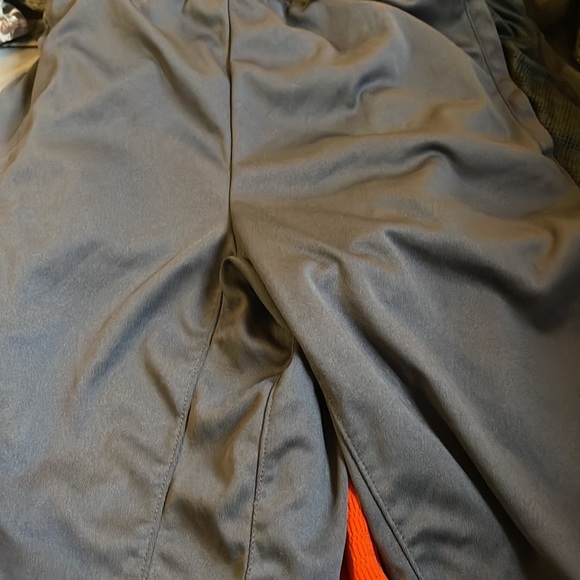 Boys shorts sizes medium to x large - Picture 3 of 6